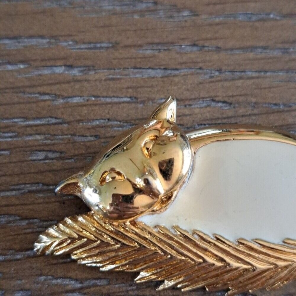 Vintage MONET Cream Enamel Cat Laying Down With Feather Tail Brooch Pin Collect - Picture 4 of 8